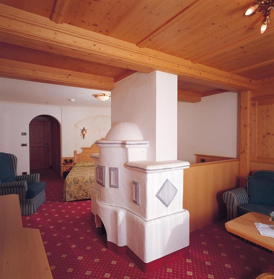 Alpen Hotel Corona Vigo di Fassa Bagian luar foto