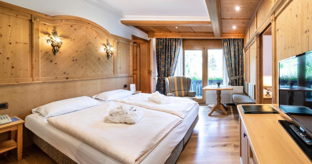 Alpen Hotel Corona Vigo di Fassa Bagian luar foto
