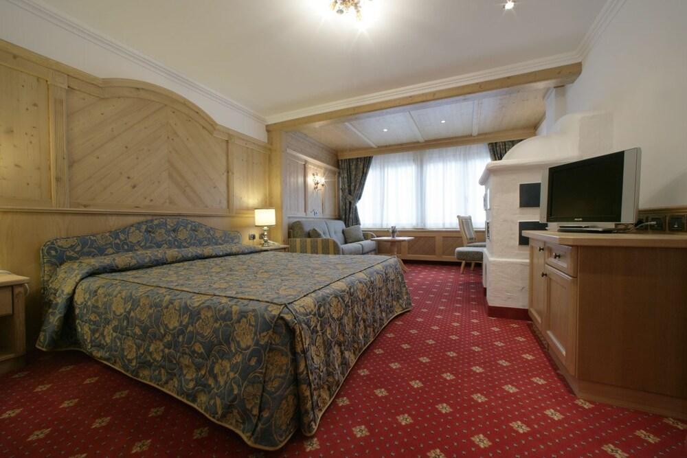 Alpen Hotel Corona Vigo di Fassa Bagian luar foto