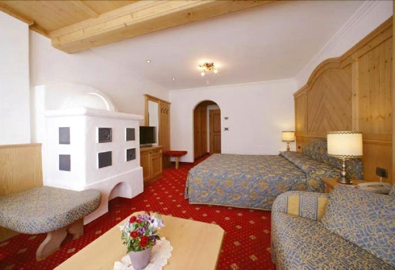 Alpen Hotel Corona Vigo di Fassa Bagian luar foto