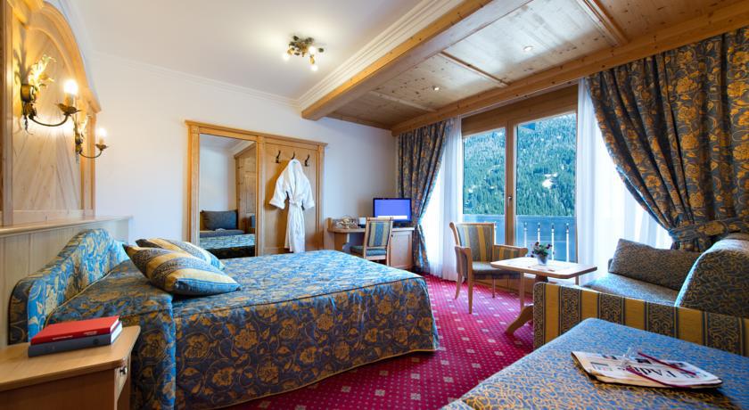 Alpen Hotel Corona Vigo di Fassa Bagian luar foto