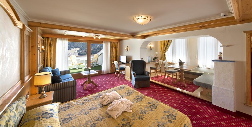 Alpen Hotel Corona Vigo di Fassa Ruang foto