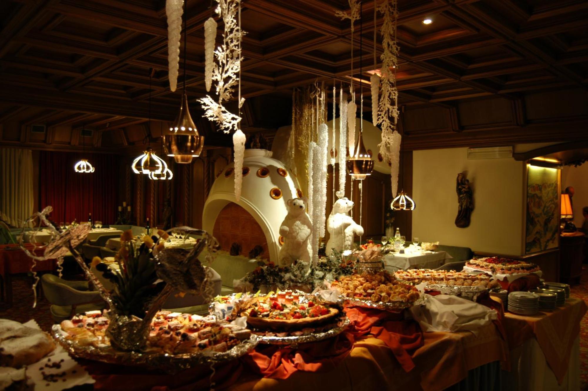 Alpen Hotel Corona Vigo di Fassa Bagian luar foto