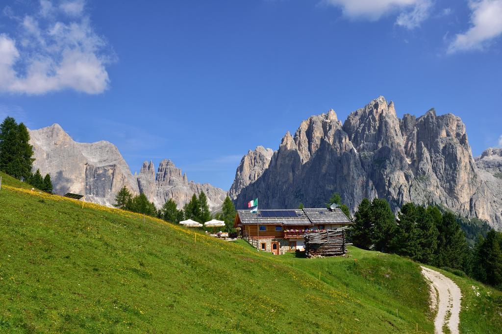 Alpen Hotel Corona Vigo di Fassa Bagian luar foto