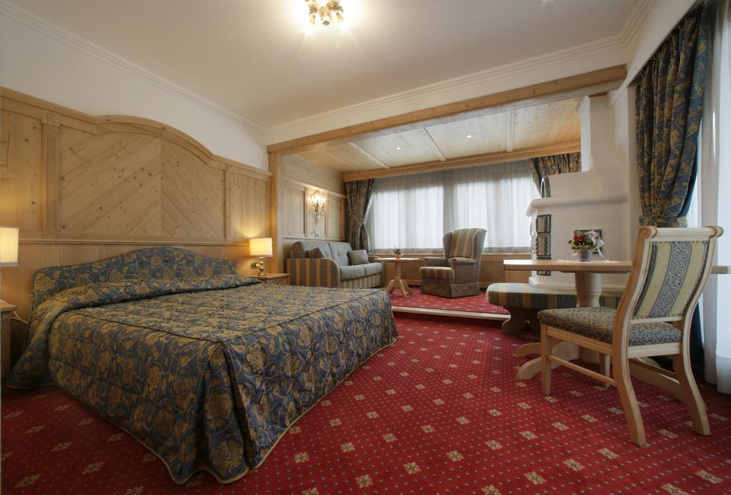 Alpen Hotel Corona Vigo di Fassa Ruang foto