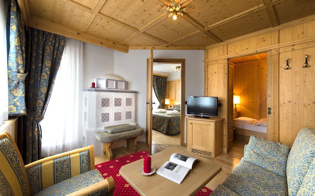 Alpen Hotel Corona Vigo di Fassa Bagian luar foto