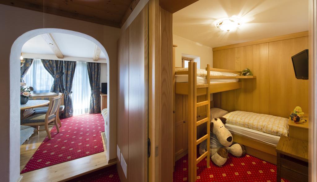 Alpen Hotel Corona Vigo di Fassa Ruang foto