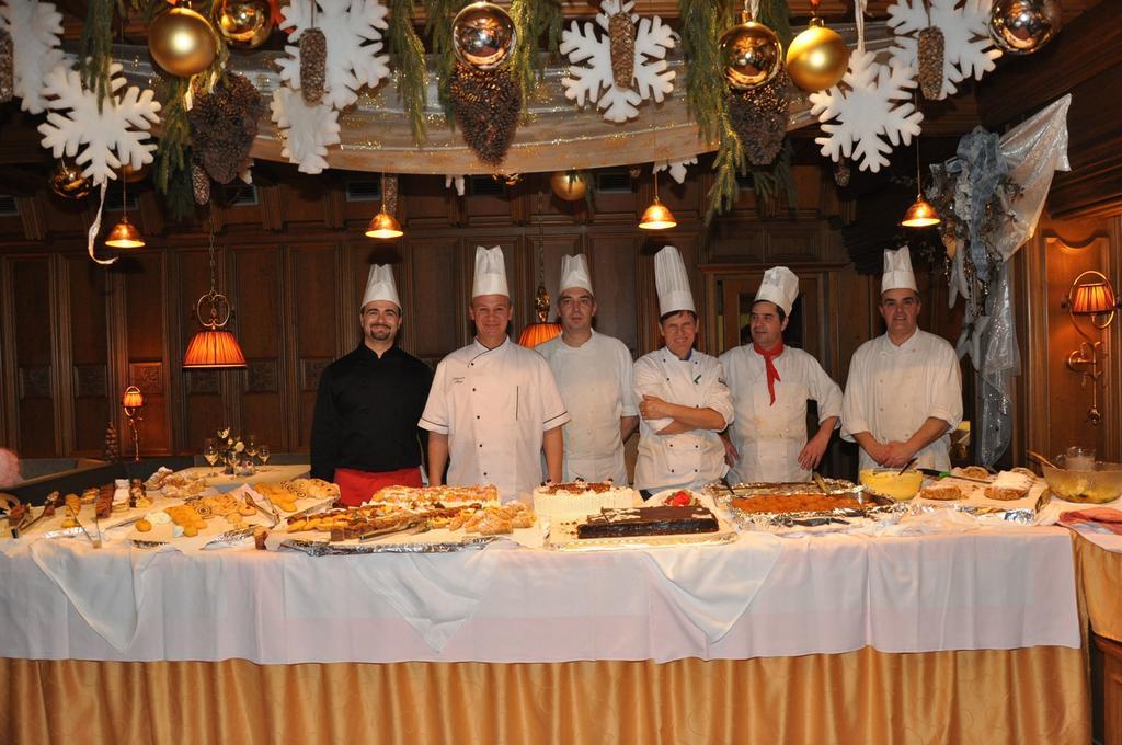 Alpen Hotel Corona Vigo di Fassa Bagian luar foto