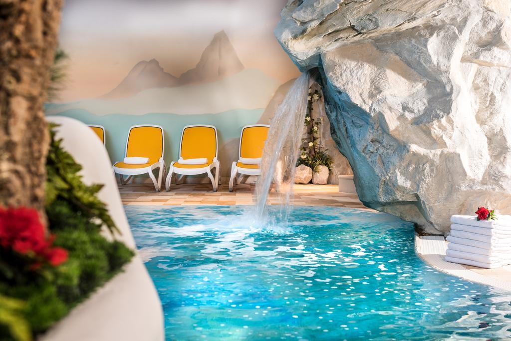 Alpen Hotel Corona Vigo di Fassa Bagian luar foto