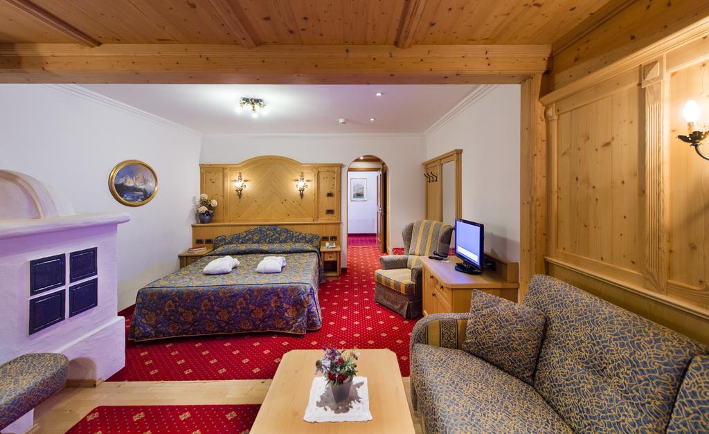 Alpen Hotel Corona Vigo di Fassa Bagian luar foto